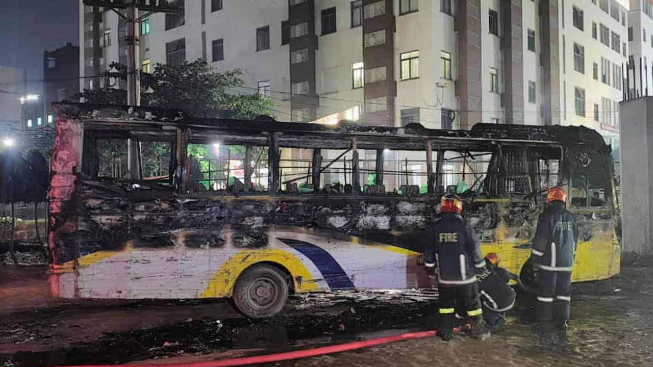 আশুলিয়ায় দুর্বৃত্তদের আগুনে পুড়ল পার্কিং করা বাস