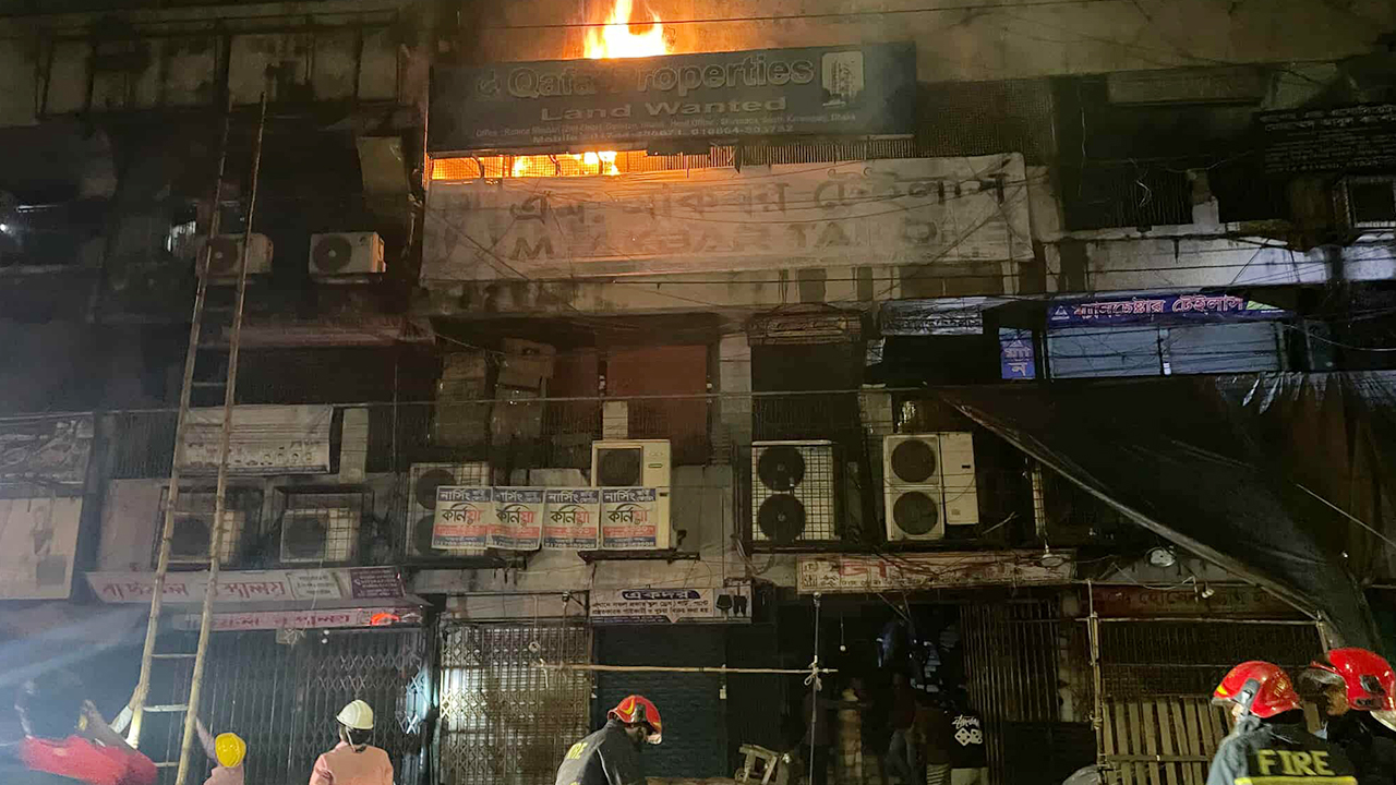 গুলিস্তানে আ. লীগের দলীয় কার্যালয়ের পাশের মার্কেটে আগুন