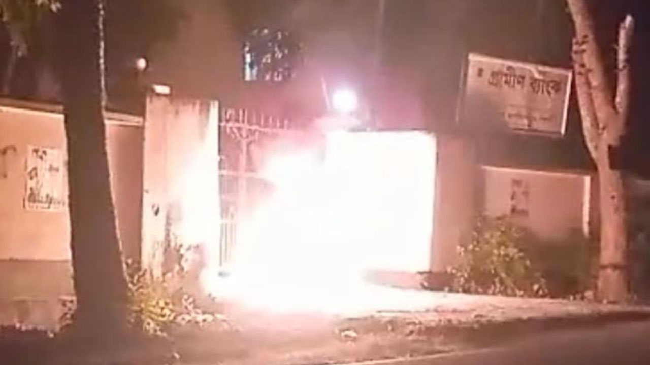 নওগাঁয় গ্রামীণ ব্যাংকের সামনে আগুন 