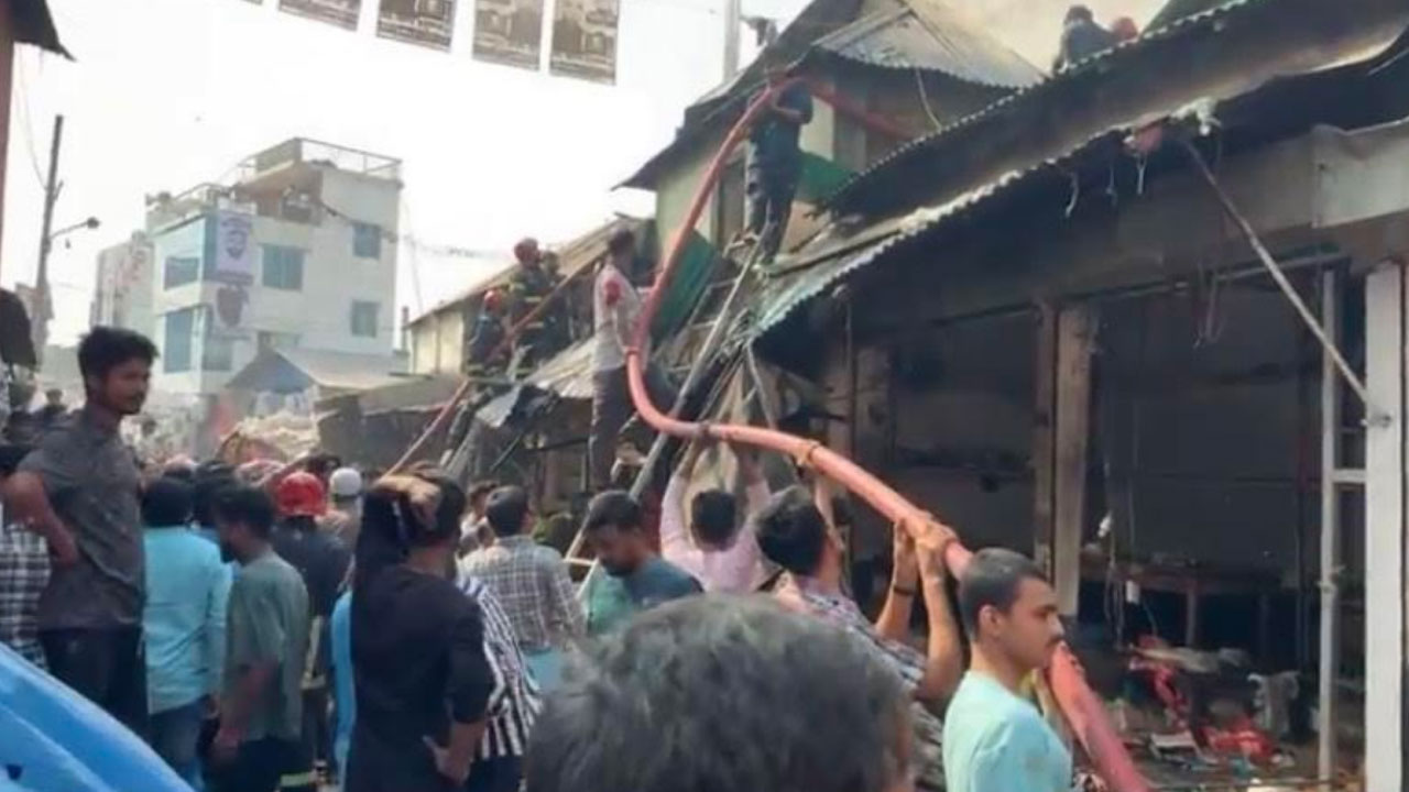 কালিয়াকৈরে বাজারে আগুন