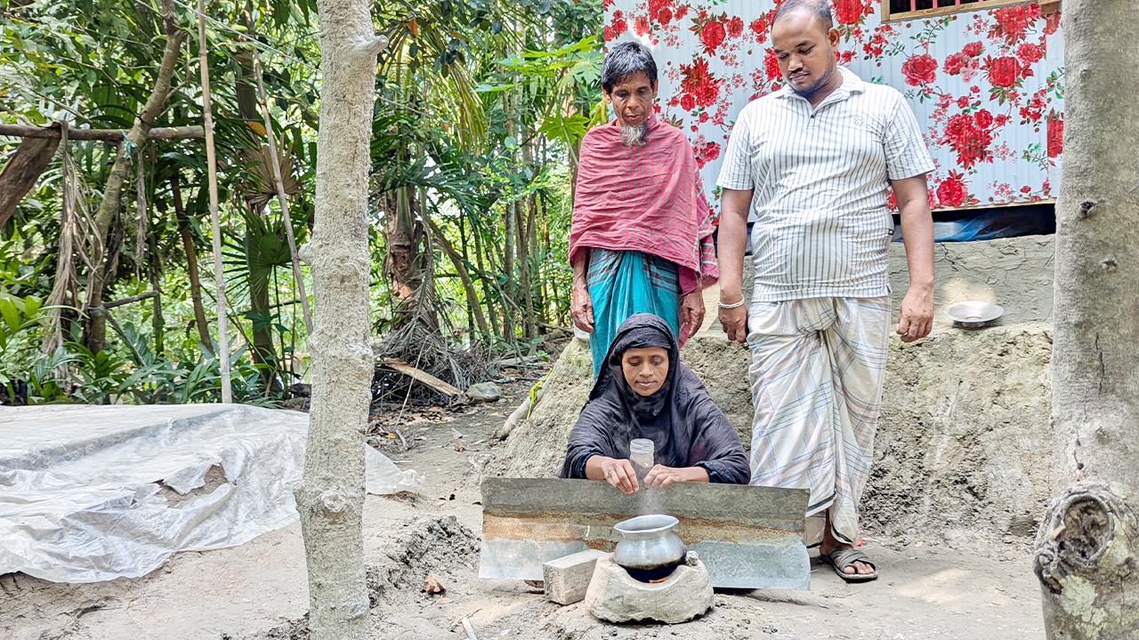 টিউবওয়েল বসাতে গিয়ে মেলে গ্যাস, ছয় মাস ধরে সেই গ্যাসে রান্না