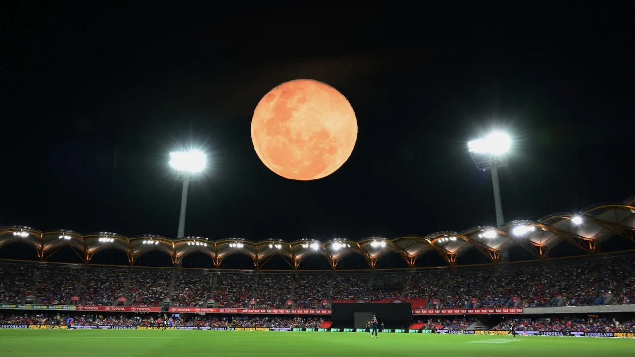 গোল্ড কোস্টে ক্রিকেট আর চাঁদের লুকোচুরি