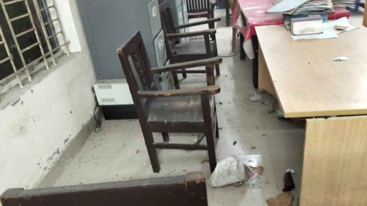 গোপালগঞ্জে থানায় ককটেল নিক্ষেপ, ৩ পুলিশ সদস্য আহত