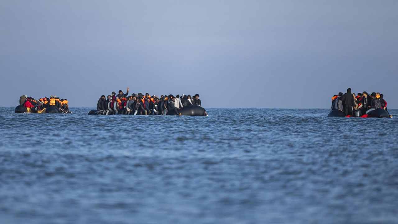 অভিবাসীবাহী নৌকা ঠেকাতে জাল ফেলার পরিকল্পনা ফ্রান্সের