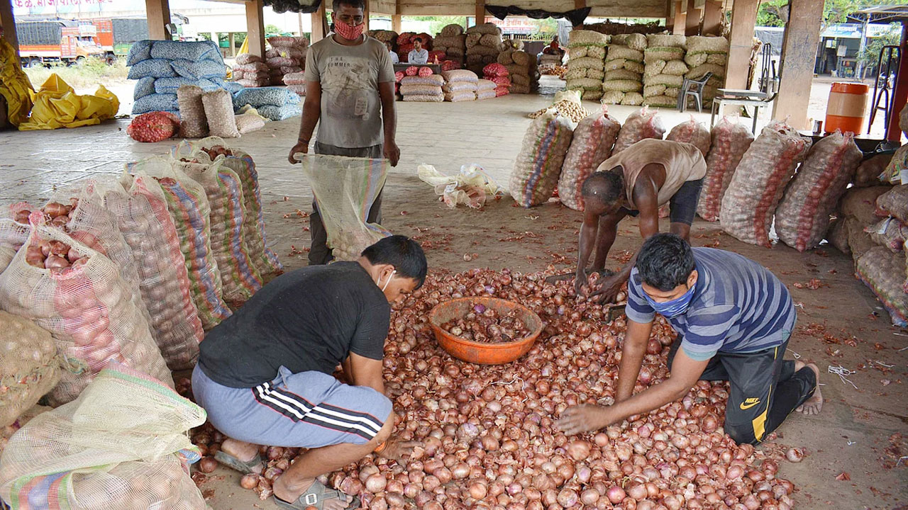 সীমান্তে পচছে ৩০ হাজার টন ভারতীয় পেঁয়াজ, কেজি বিক্রি হচ্ছে ২ রুপিতে