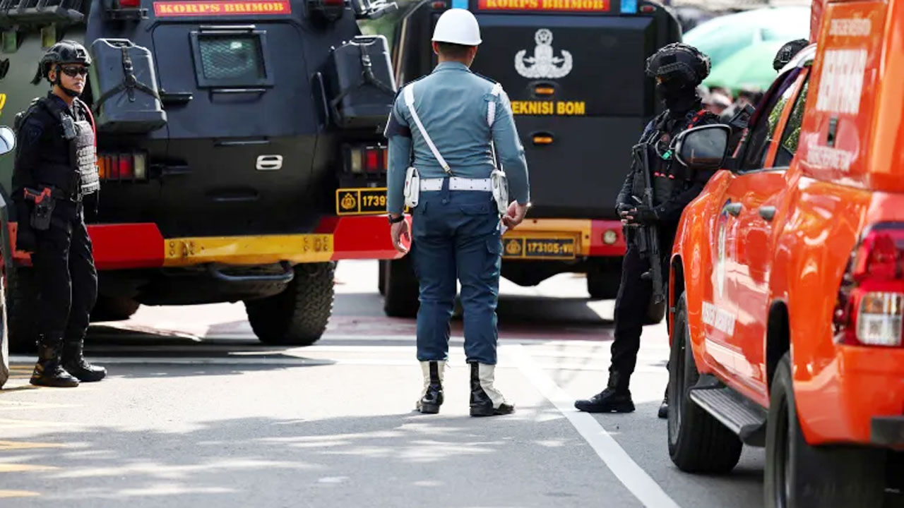 ইন্দোনেশিয়ায় মসজিদে জুমার নামাজ চলাকালে বিস্ফোরণ, আহত ৫৪