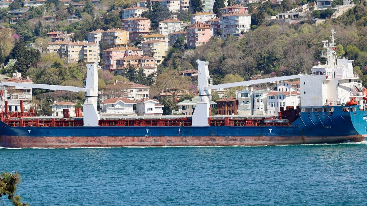 ভারতীয় ক্রুসহ জ্বালানিবাহী জাহাজ জব্দ করল ইরান