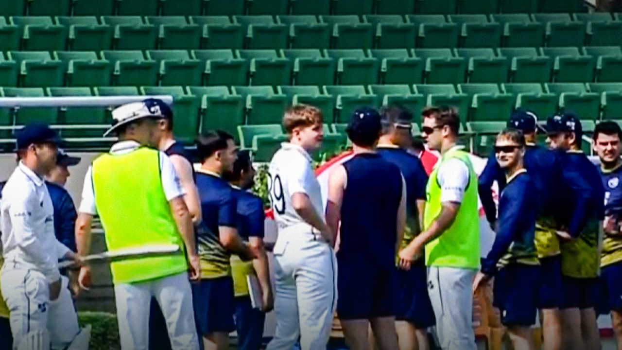 ভূমিকম্পে ৩ মিনিট খেলা বন্ধ, তারপর তাইজুলের জোড়া উইকেট