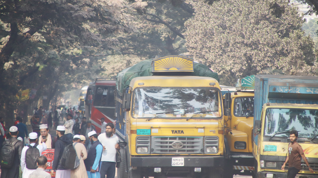 কুষ্টিয়া-ঝিনাইদহ মহাসড়ক অবরোধ ইবি শিক্ষার্থীদের, দ্রুত সংস্কারের দাবি