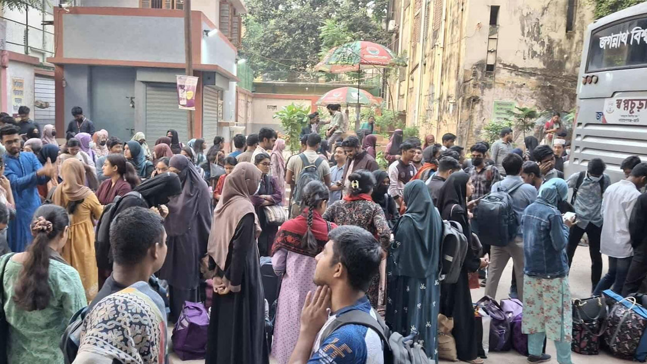 জবি শিক্ষার্থীদের জন্য বাস সেবা দিতে চায় শিবির, অনুমতি দেয়নি কমিশন