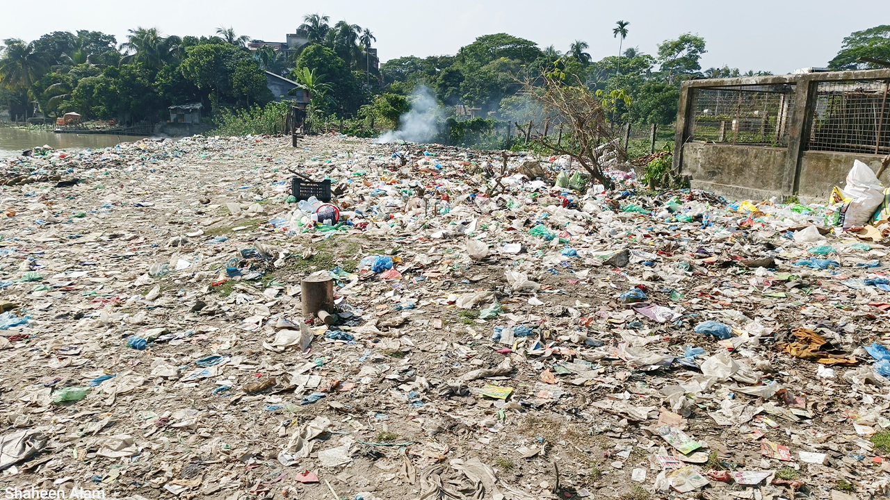 সুগন্ধা নদীতে পৌর বর্জ্য, হুমকির মুখে জীববৈচিত্র্য ও জনস্বাস্থ্য