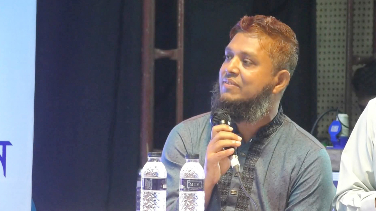 পাকা কলা ঘুষ নেওয়া জেলা পরিষদের সেই আলমগীর বরখাস্ত