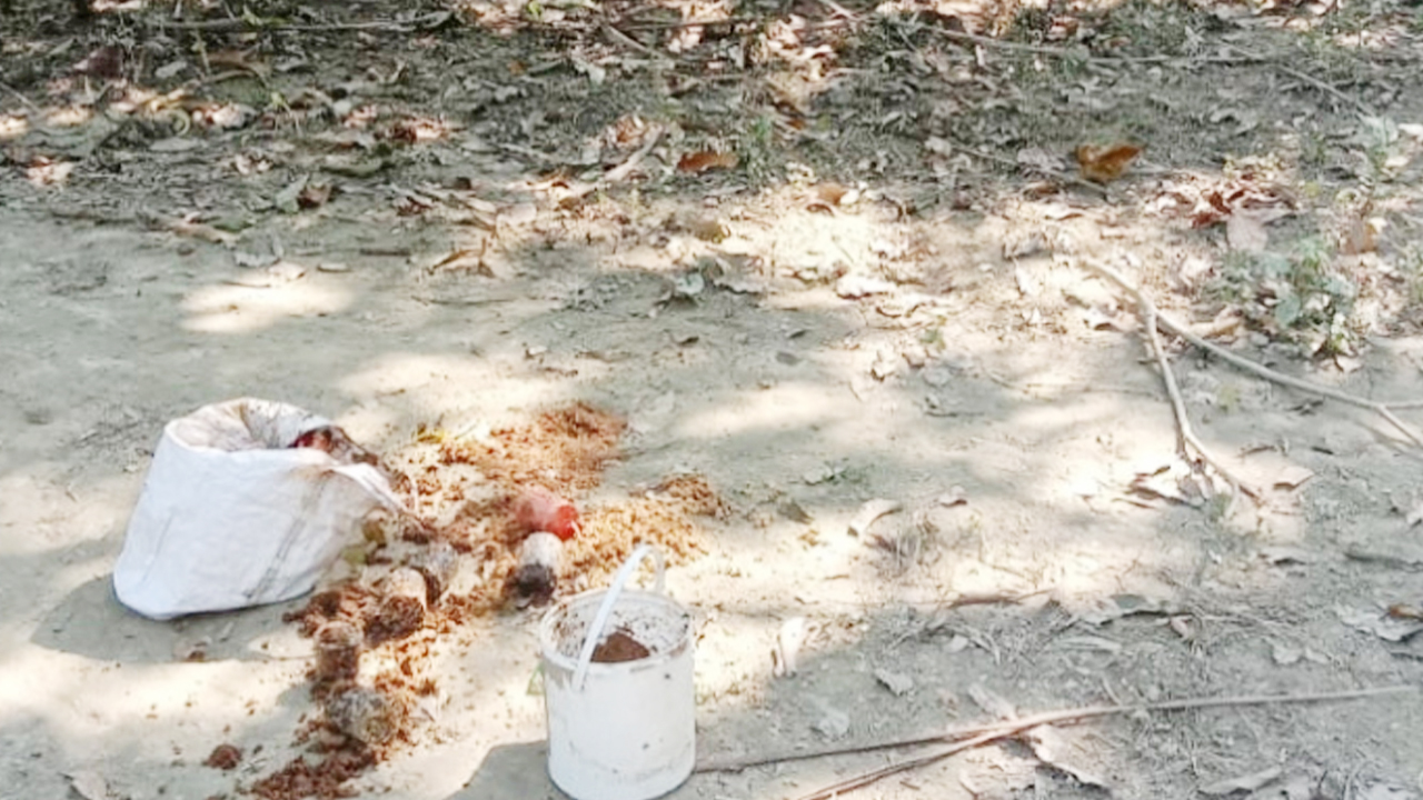 যশোরে কবরস্থান থেকে ককটেল উদ্ধার