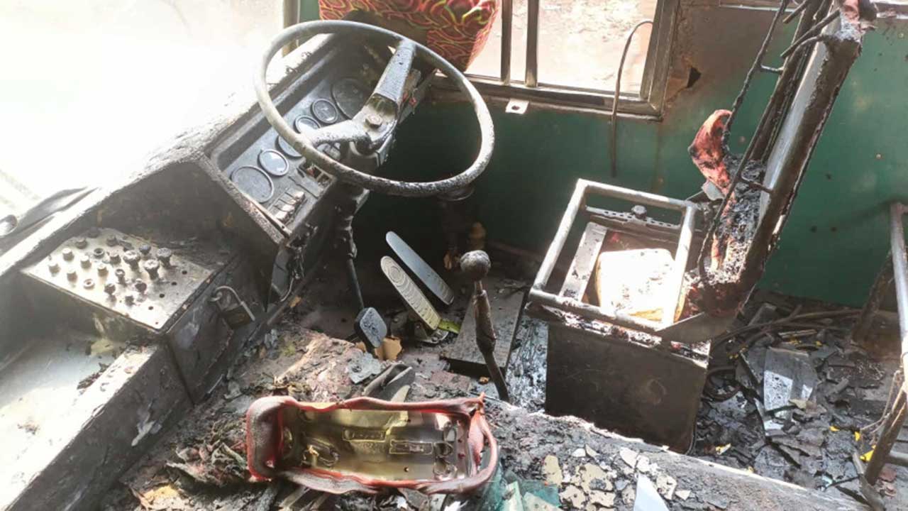 যশোরে পার্কিং করা বাসে আগুন