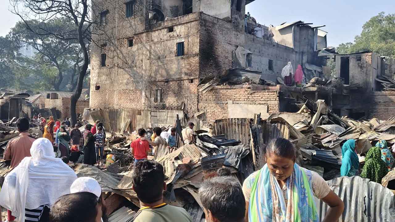 পুরোপুরি নিভেছে কড়াইল বস্তির আগুন