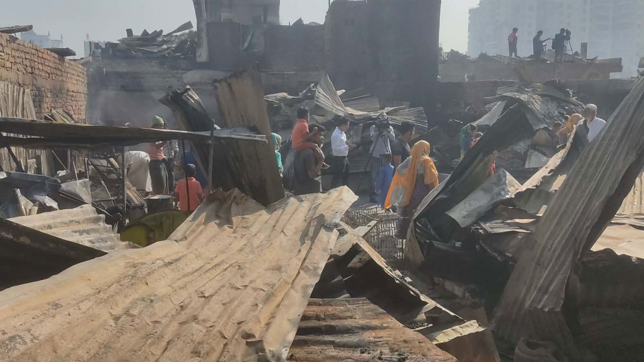 এখনও বের হচ্ছে ধোঁয়া, ধ্বংসস্তূপের নিচে শেষ সম্বল খুঁজছে বস্তিবাসী