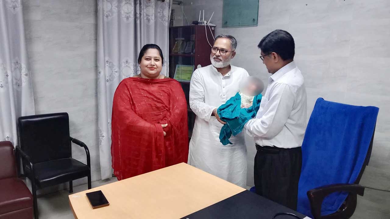 ‘ড্রেনে পাওয়া’ শিশুর দায়িত্ব পেতে এফডিআর করতে হলো ব্যাংক কর্মকর্তাকে