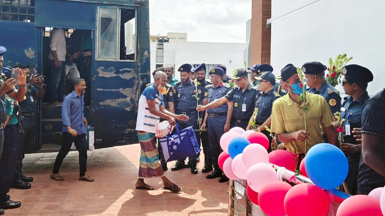 অবশেষে চালু হলো খুলনার আধুনিক কারাগার, কয়েদিদের ফুল দিয়ে বরণ