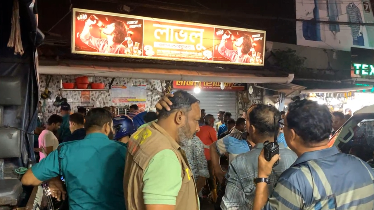 খুলনায় লাভলু হোটেলে সন্ত্রাসী হামলা, চার কর্মচারী হাসপাতালে