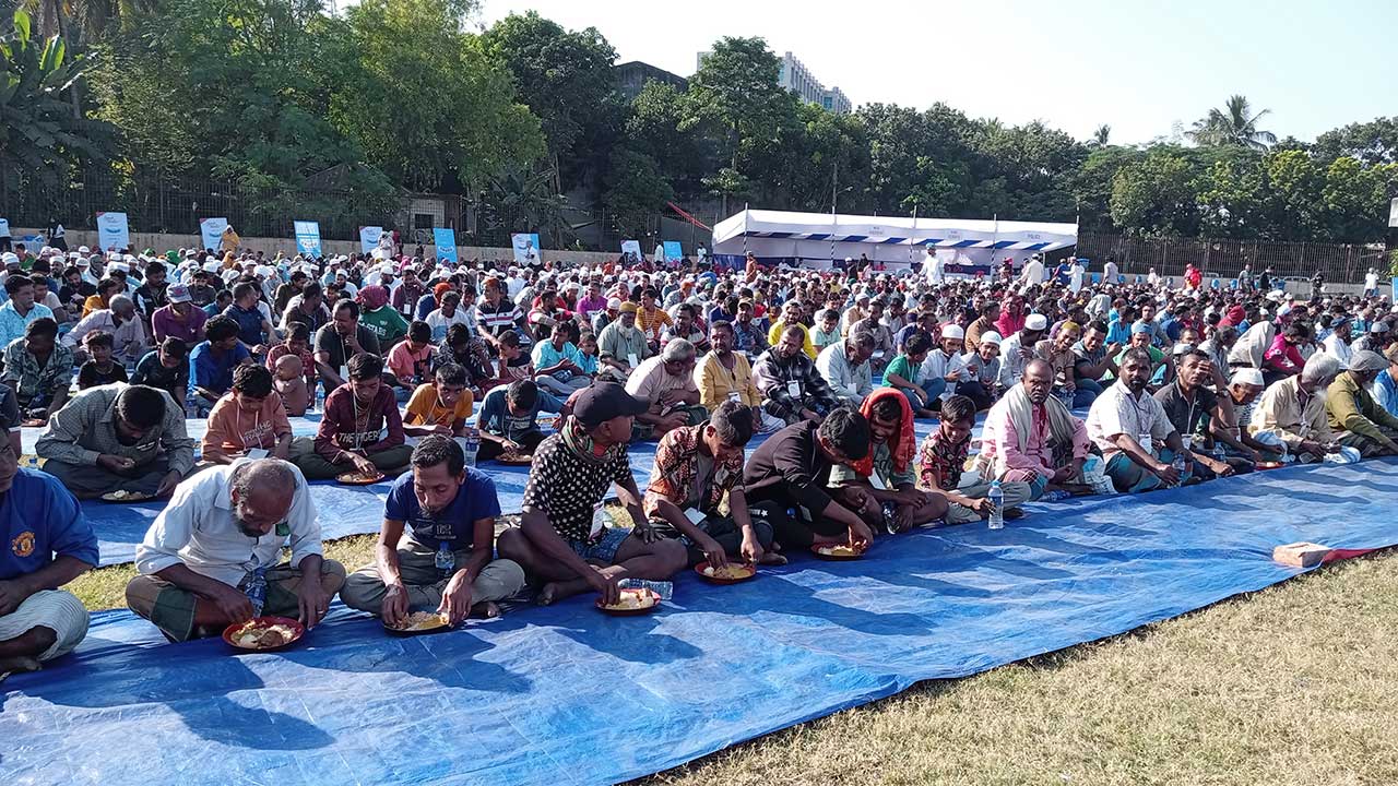 খুলনায় একসঙ্গে দেড় হাজার অসহায় মানুষকে মেহমানদারি 