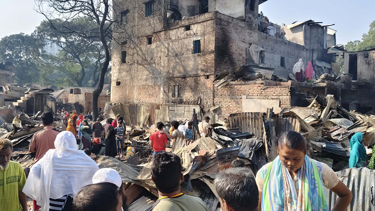 আগুনের ক্ষয়ক্ষতি দেখতে উৎসুক জনতার ভিড়