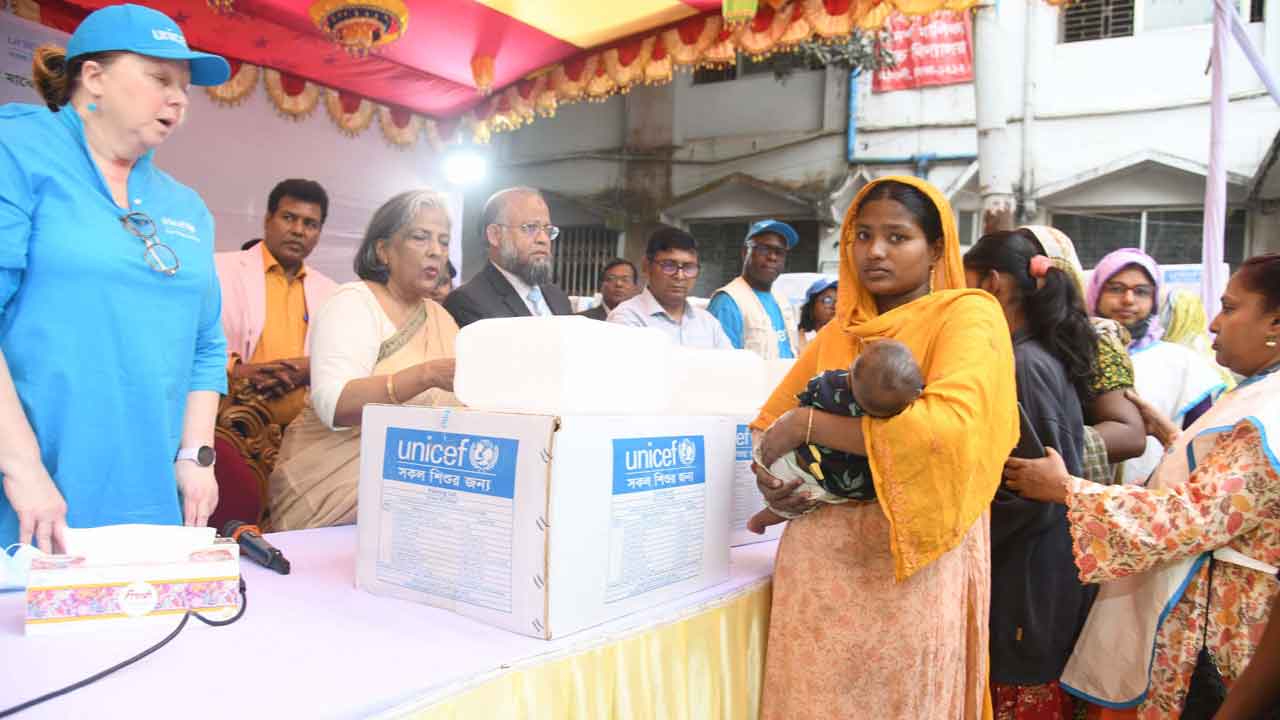 ক্ষতিগ্রস্ত শিশুদের পরিবারের মধ্যে ত্রাণসামগ্রী বিতরণ