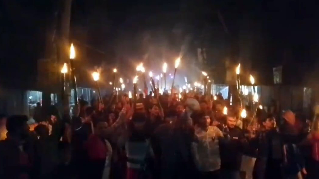 কুড়িগ্রামে প্রার্থী পরিবর্তনের দাবিতে বিএনপির মশাল মিছিল