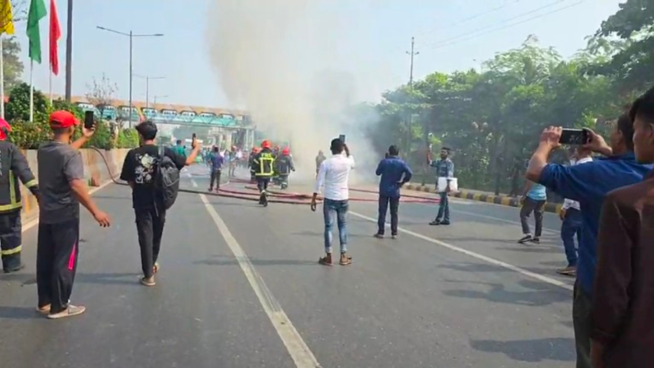 কুর্মিটোলা গলফ ক্লাবের সামনে ইঞ্জিন থেকে প্রাইভেটকারে আগুন