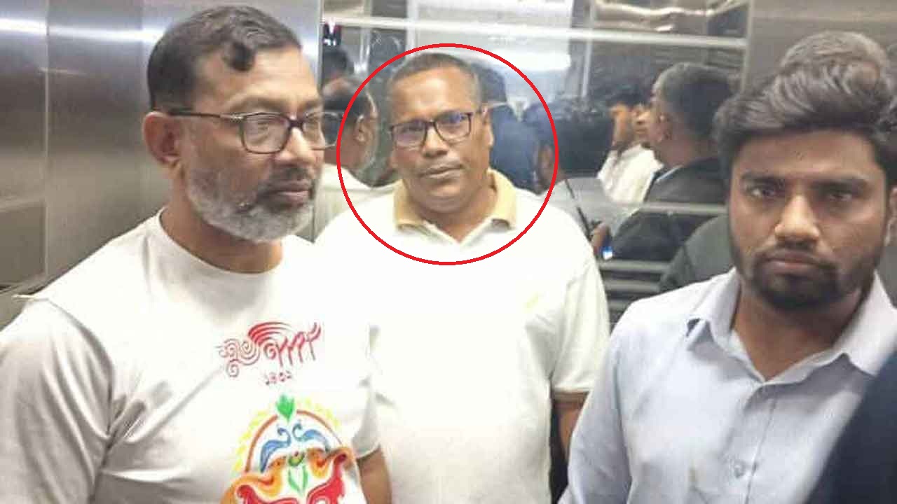 ‘আই ডোন্ট কেয়ার’ লেখা ফটোকার্ড পোস্ট, ঢাবির ডেপুটি রেজিস্ট্রার আটক