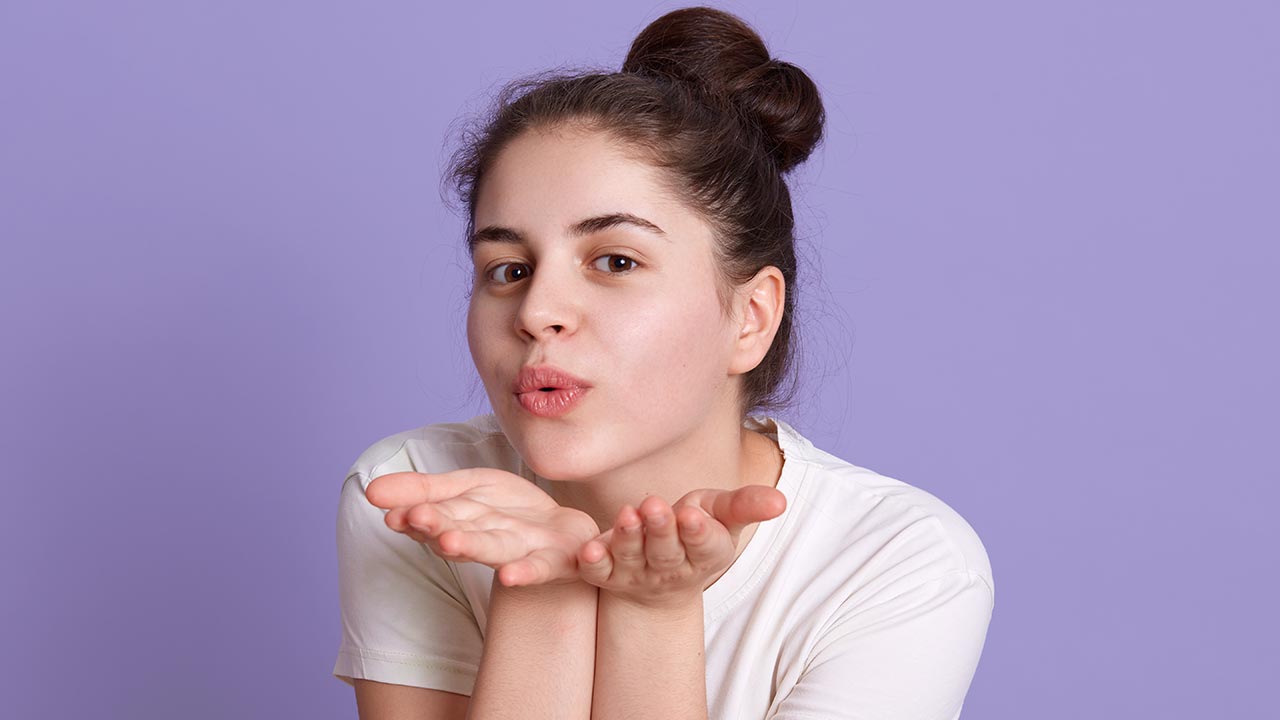 শীতে ঠোঁট ভালো রাখার ঘরোয়া উপায়