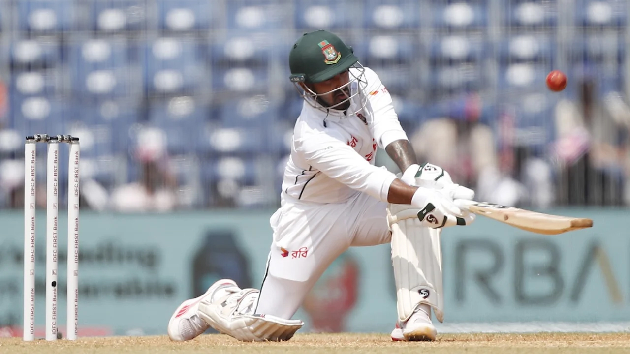 মাইলফলকের সামনে লিটন