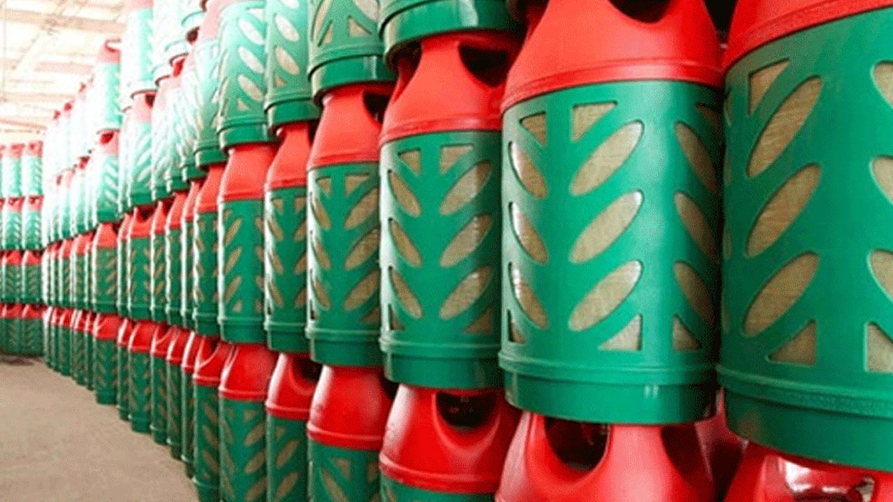 এলপি গ্যাসের দাম বাড়বে না কমবে, জানা যাবে দুপুরে