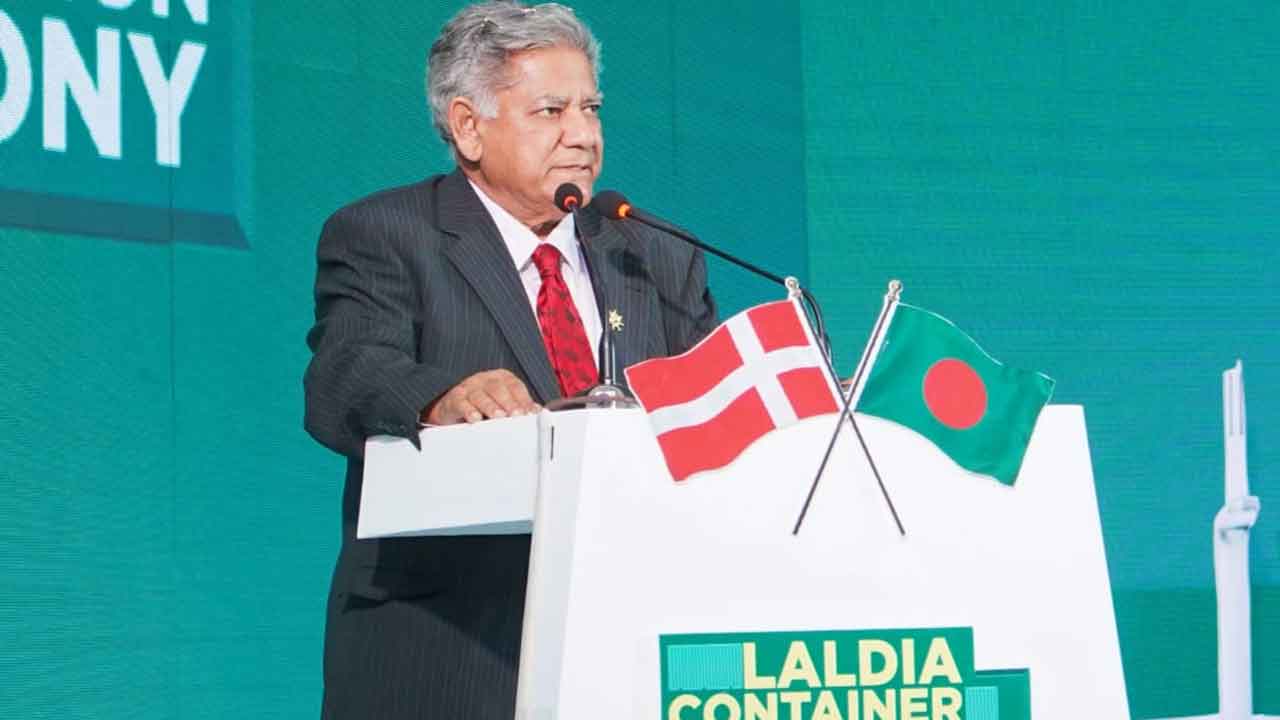 এপিএম টার্মিনালসের বিনিয়োগ বাংলাদেশের বন্দর খাতে নতুন মাইলফলক: উপদেষ্টা