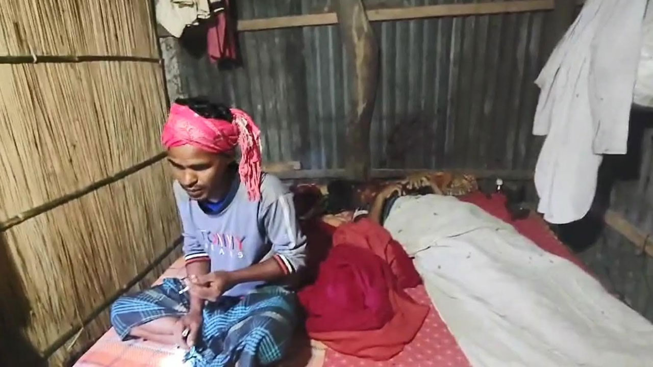 বাবাকে হত্যার পর মরদেহের পাশে সিগারেট হাতে বসে ছেলে