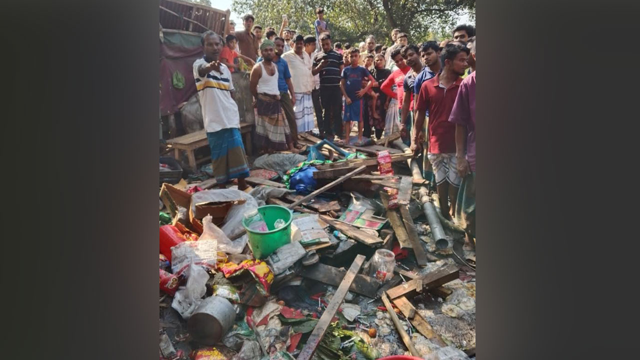 নিয়ন্ত্রণ হারিয়ে দোকানে উঠে গেল কাভার্ডভ্যান, দোকানি নিহত