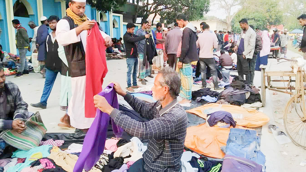 শীতের আগমনী বার্তা, গরম কাপড়ের দোকানে ভিড়