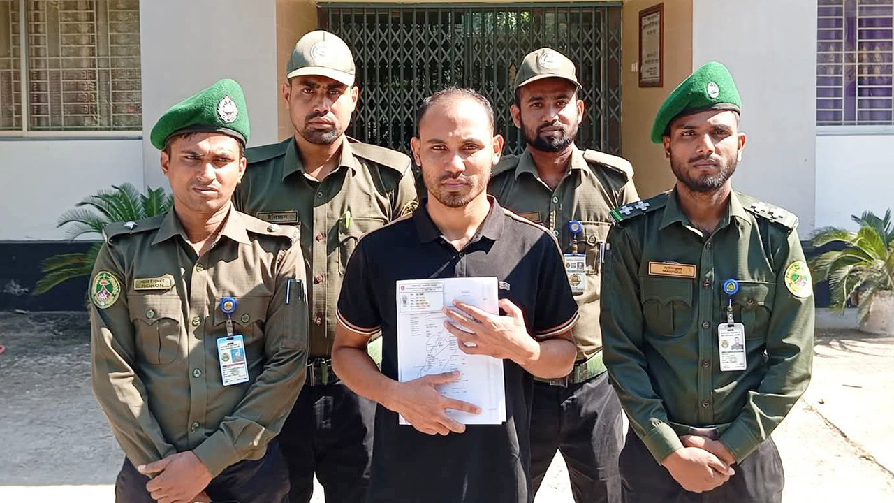 এনআইডি কার্ড বানানোর পর পাসপোর্ট করতে গিয়ে ধরা রোহিঙ্গা যুবক