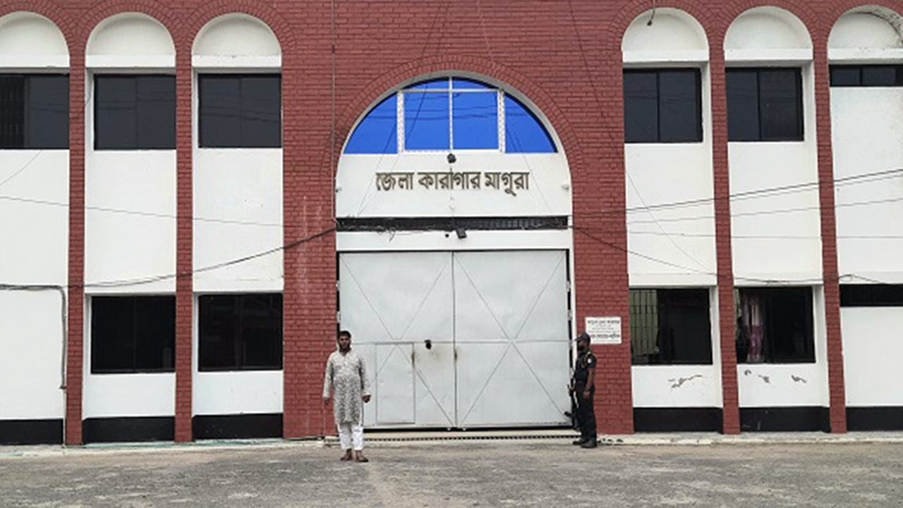 মাগুরায় কারাবন্দিরা পেলেন শীতের পিঠা