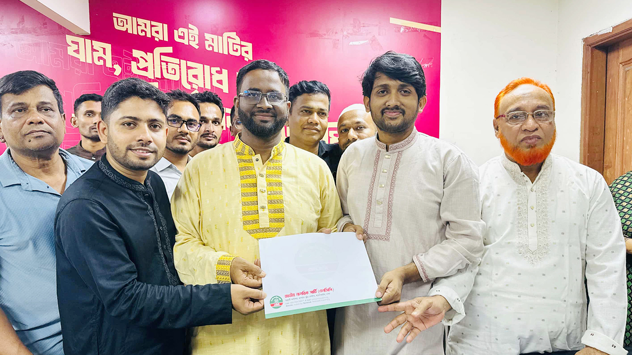 চাঁদপুর-৫ আসনে এনসিপির মনোনয়ন ফরম নিলেন মাহাবুব আলম