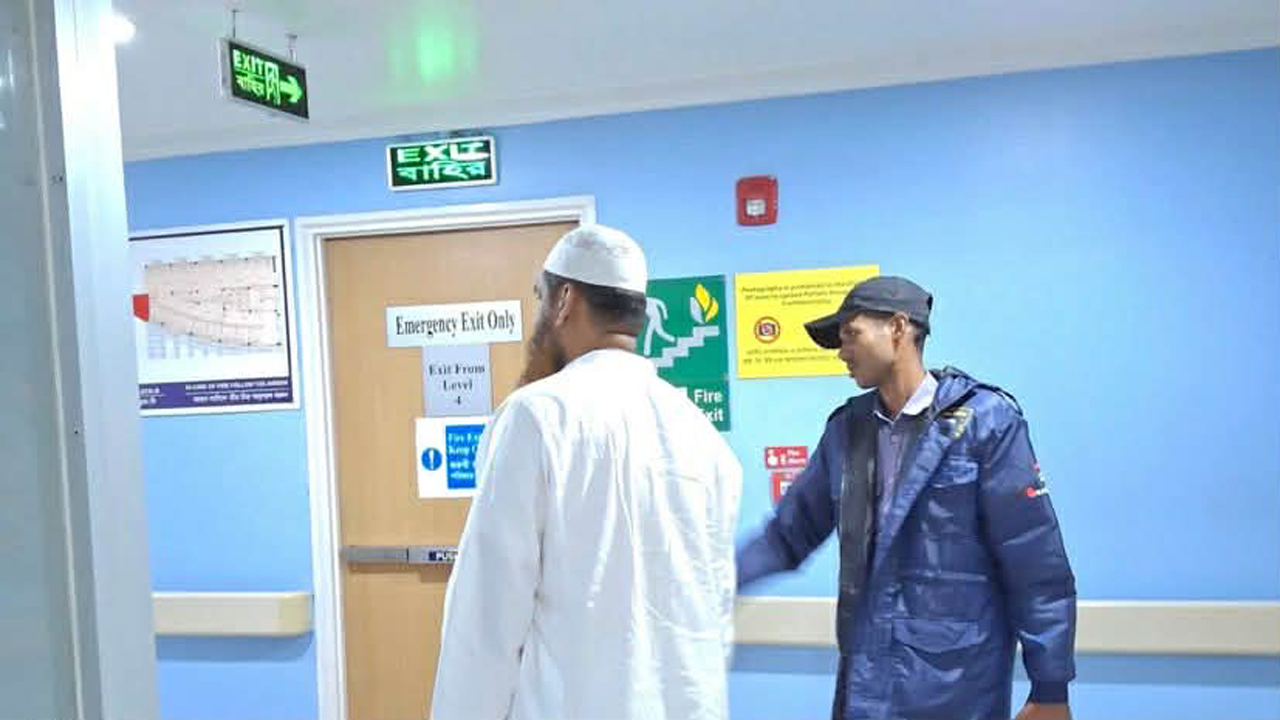 হাসপাতালে গিয়ে খালেদা জিয়ার স্বাস্থ্যের খোঁজ নিলেন মামুনুল হক