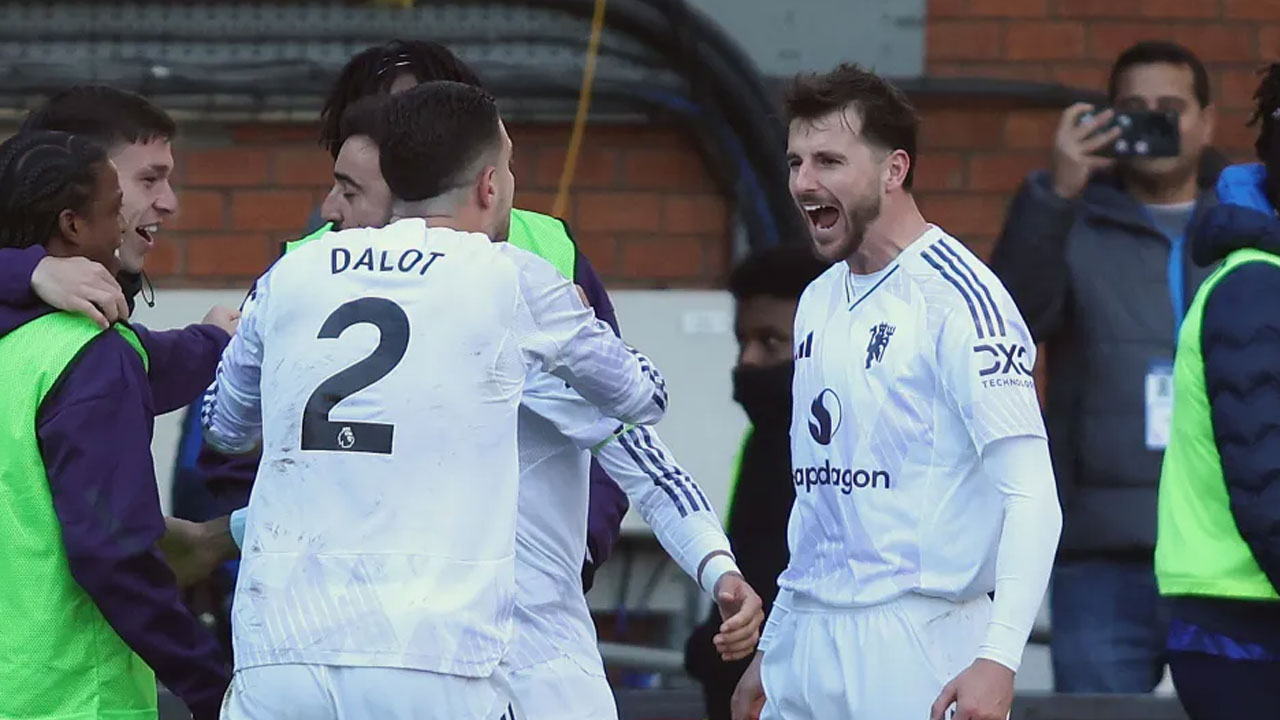 হাফটাইমে পিছিয়ে থাকা ম্যানইউ জয়ে ফিরল