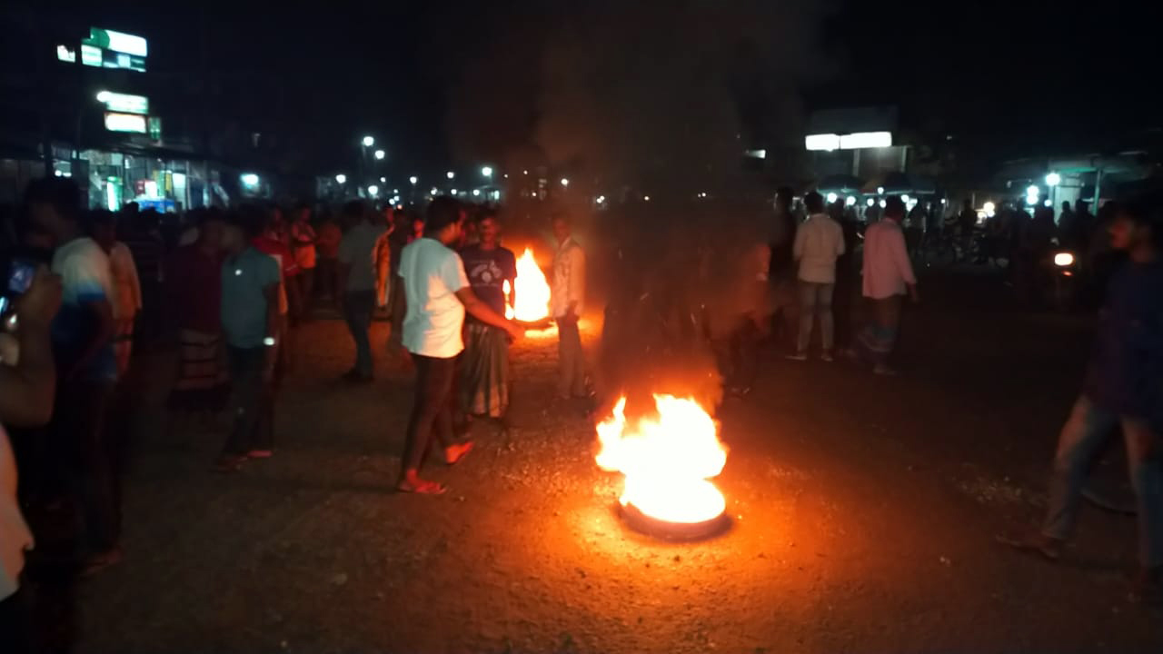 প্রার্থী তালিকা বাতিলের দাবিতে মেহেরপুরে টায়ার জ্বালিয়ে বিক্ষোভ
