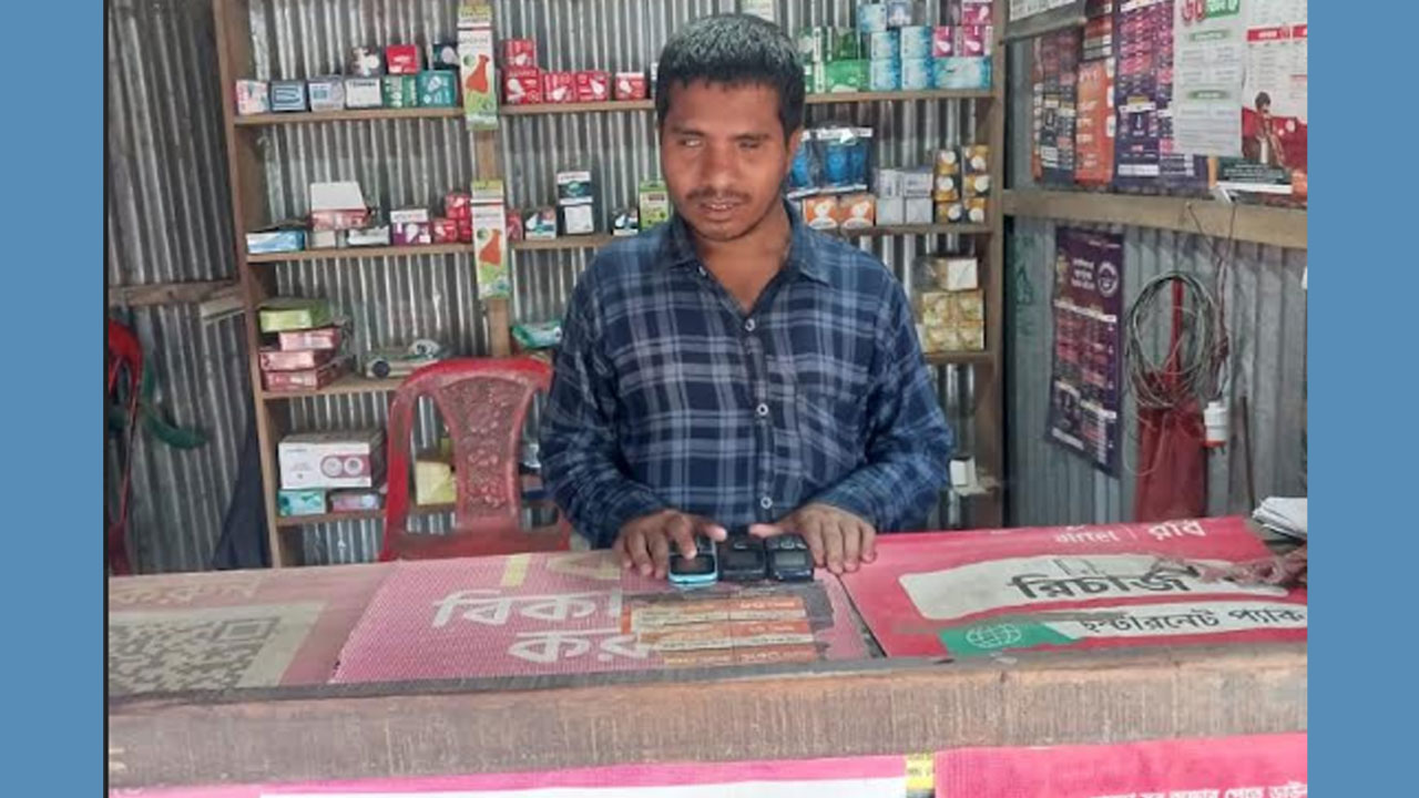 শেষ দুটি ডিজিট শুনেই মোবাইলে টাকা পাঠিয়ে দেন দৃষ্টি প্রতিবন্ধী মিজান