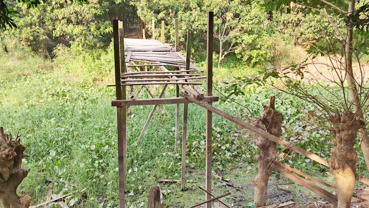দুই পরিবারের দ্বন্দ্বে ভেঙে ফেলা হলো সরকারি পুল, ভোগান্তিতে শত শত মানুষ