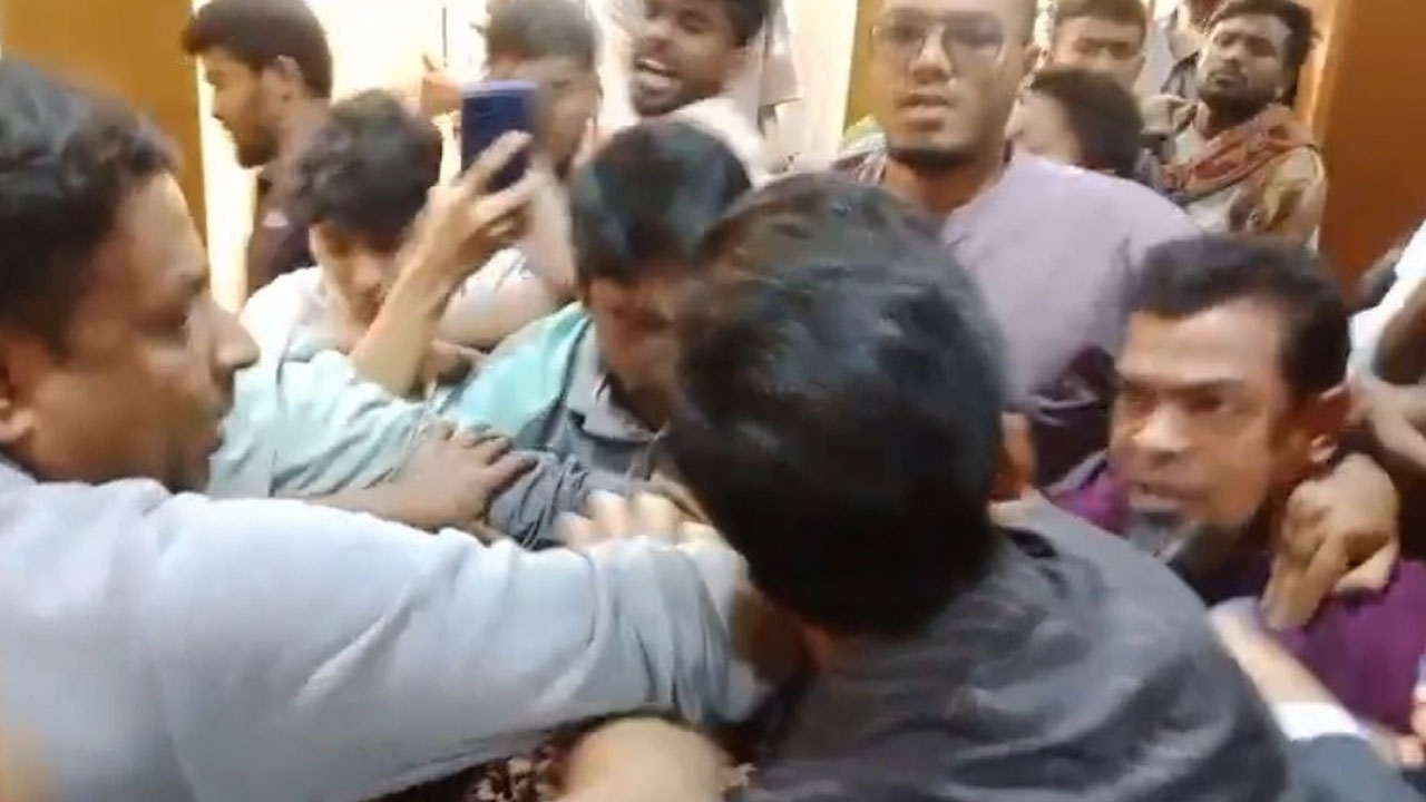 তৃতীয় শ্রেণির ছাত্রীকে ধর্ষণ, শিক্ষককে পিটিয়ে পুলিশে সোপর্দ 