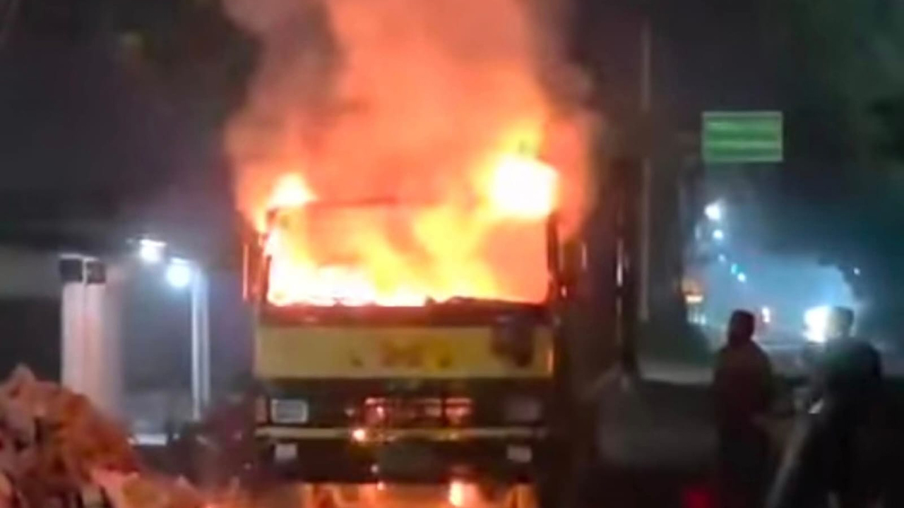 ময়মনসিংহে মধ্যরাতে কাভার্ডভ্যানে আগুন