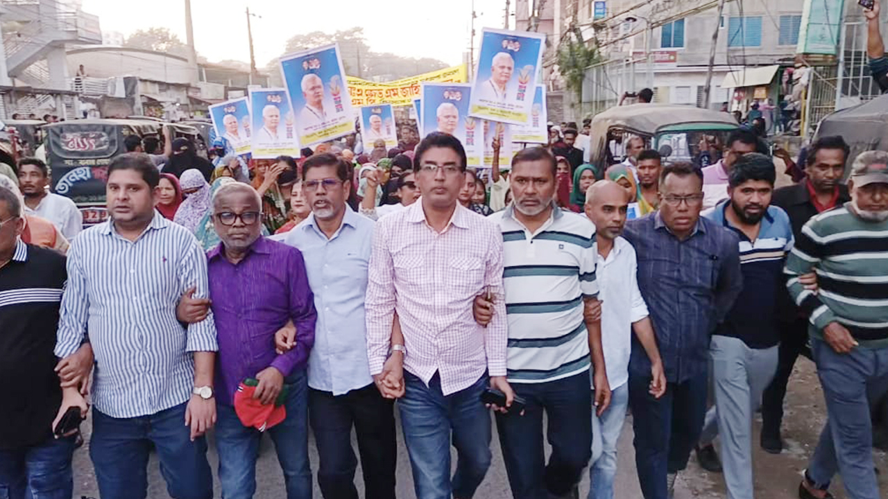 হাসিনার ফাঁসির রায়কে স্বাগত জানিয়ে ময়মনসিংহে আনন্দ মিছিল