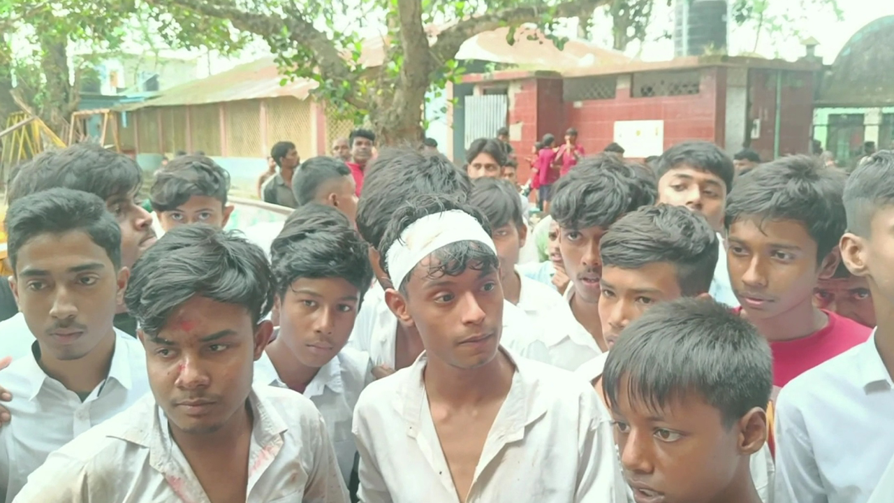 যোগদান নিয়ে সংঘর্ষ, শিক্ষার্থীদের ধাওয়া খেয়ে পালালেন প্রধান শিক্ষক