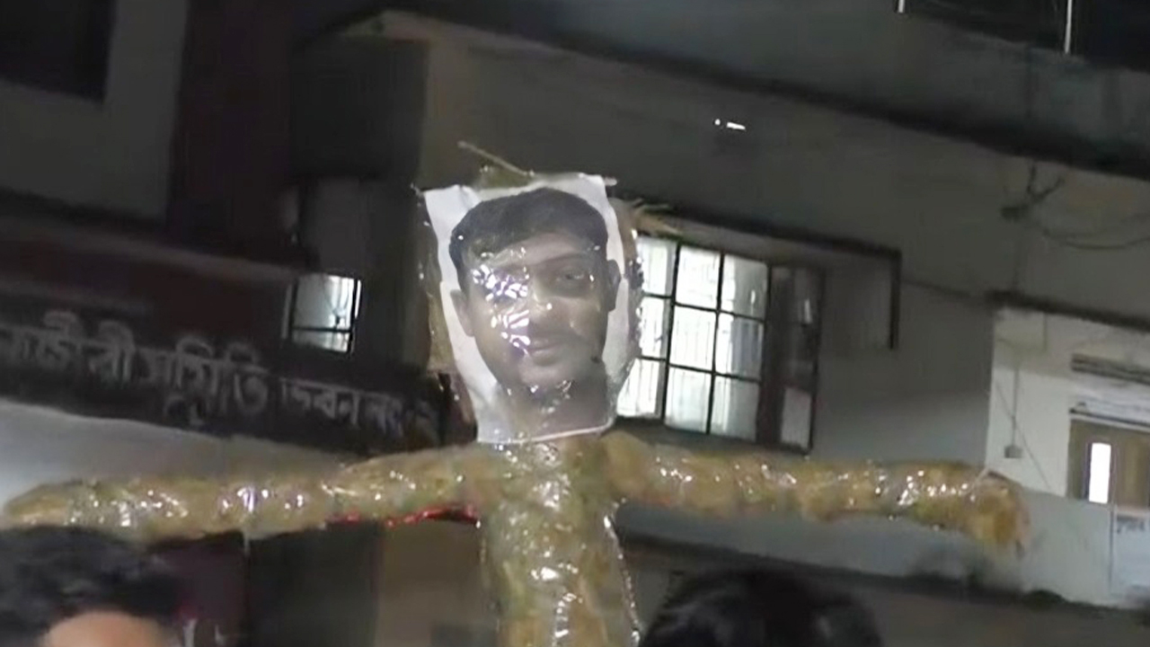 নোয়াখালীতে এনসিপি নেতা নাসীরুদ্দীন পাটওয়ারীর কুশপুত্তলিকা দাহ