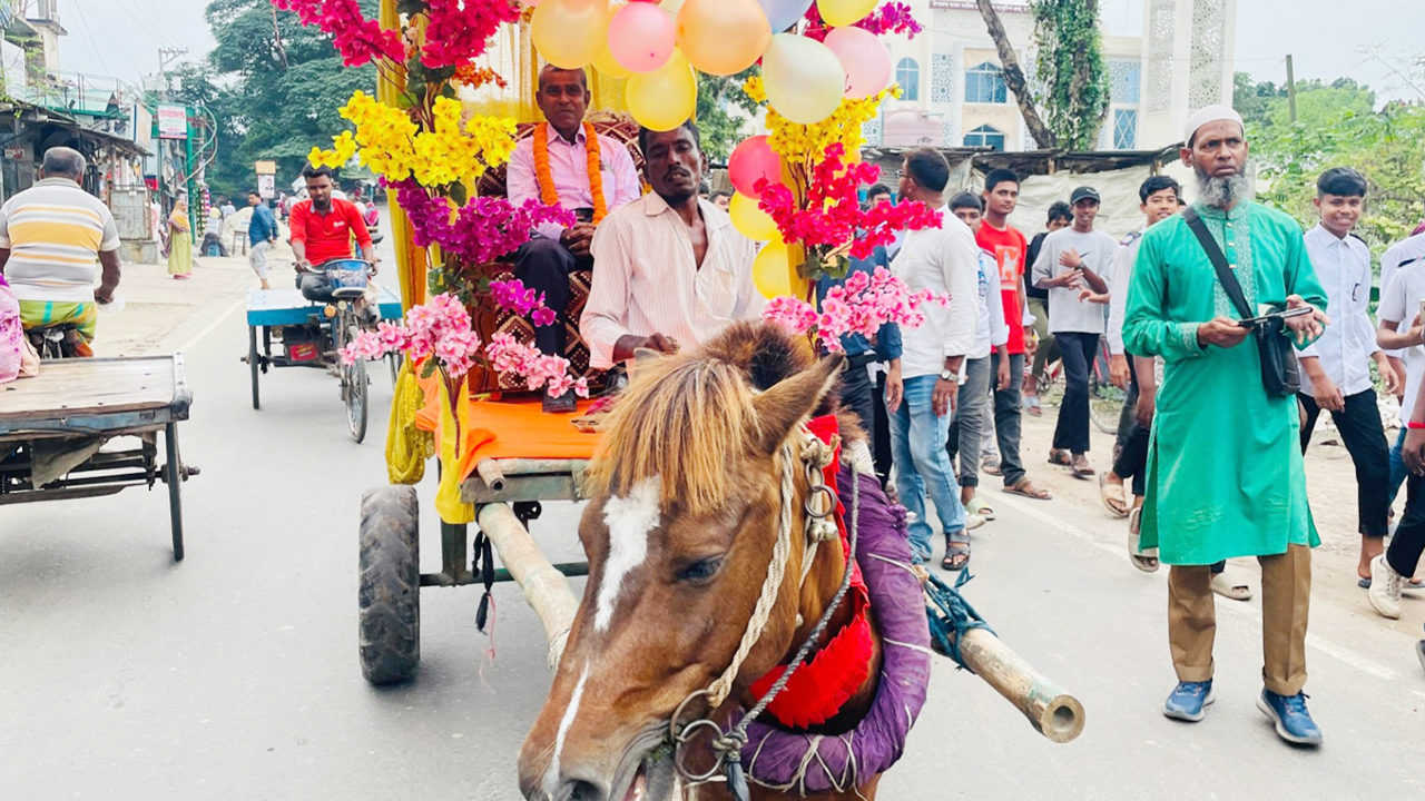 ঘোড়ার গাড়িতে করে বিদায় নিলেন প্রিয় শিক্ষক